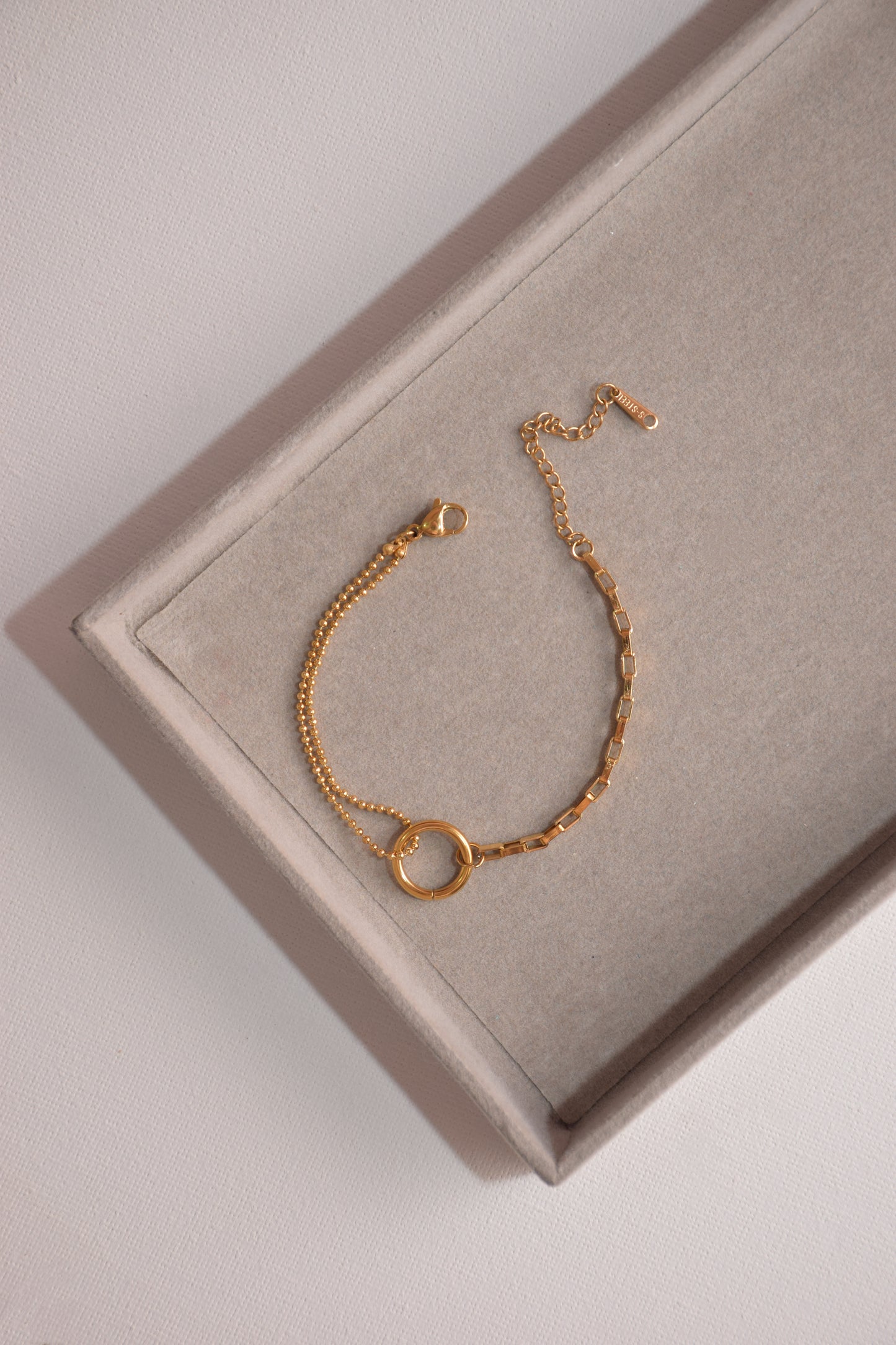 Minimalist round bracelet