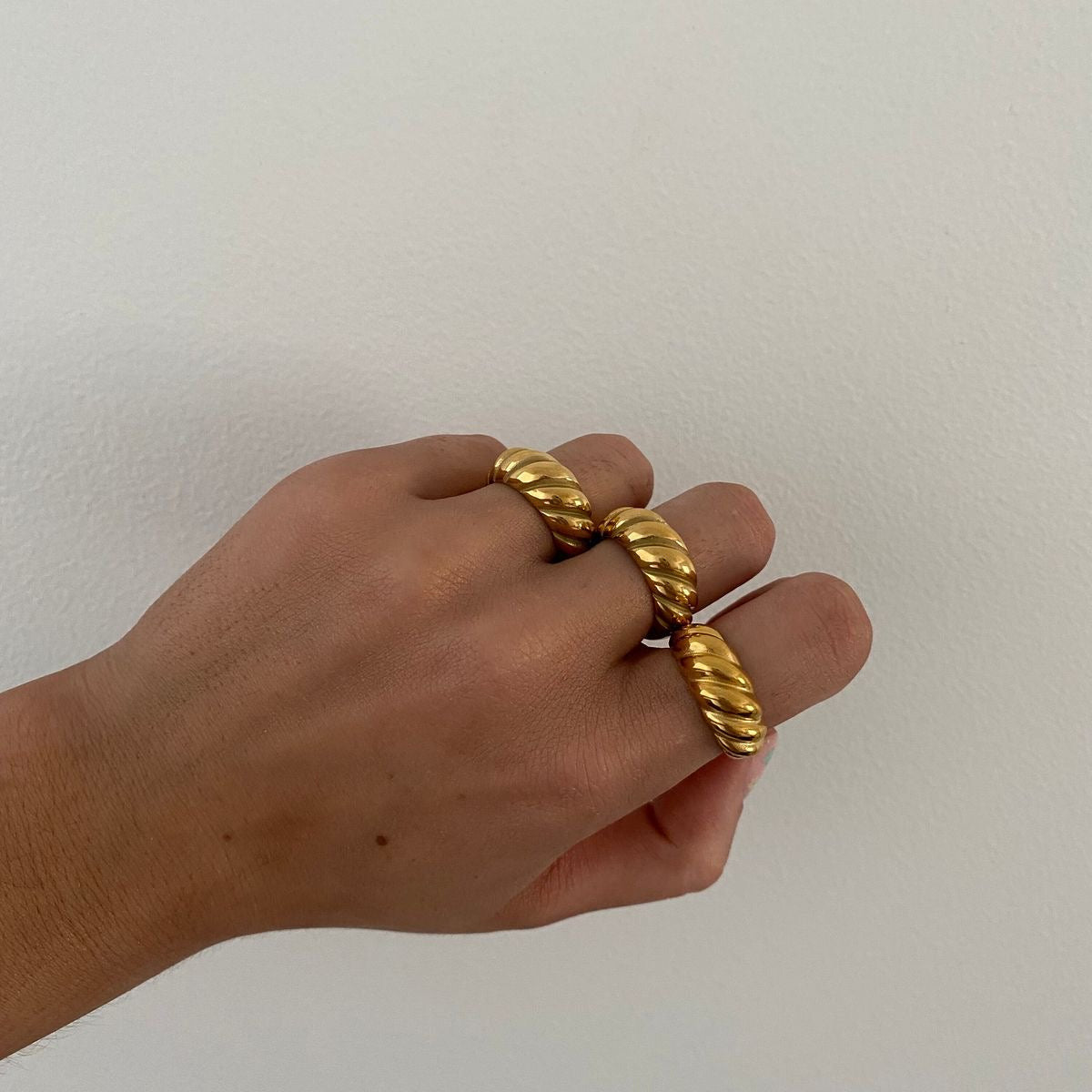 Twisted croissant ring