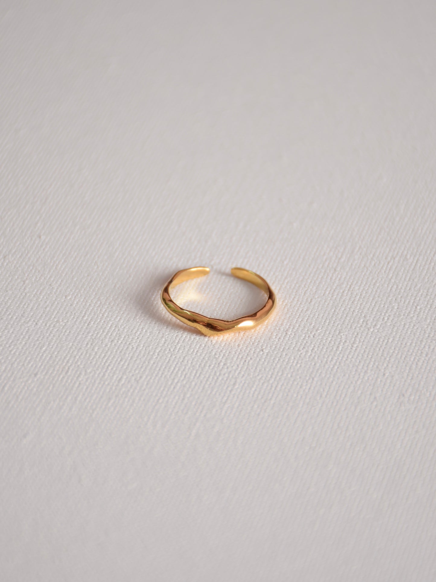 Thin elegance ring