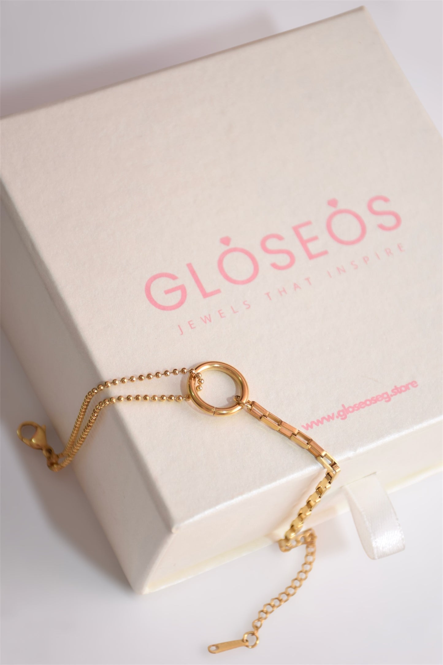 Minimalist round bracelet