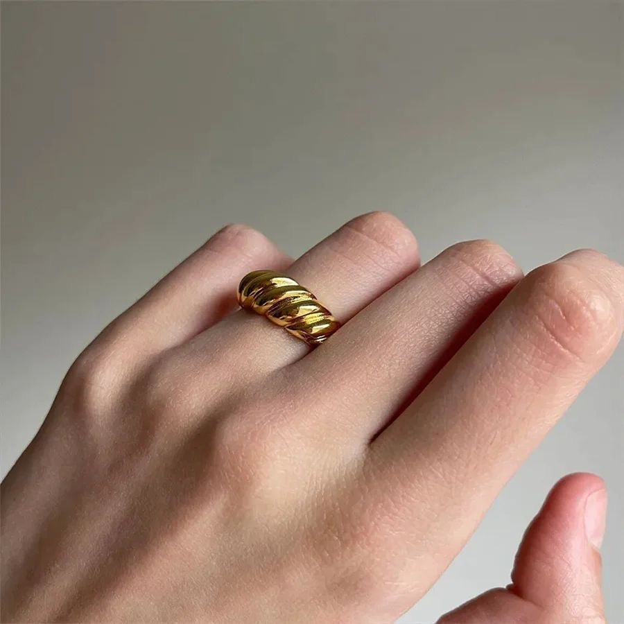 Twisted croissant ring