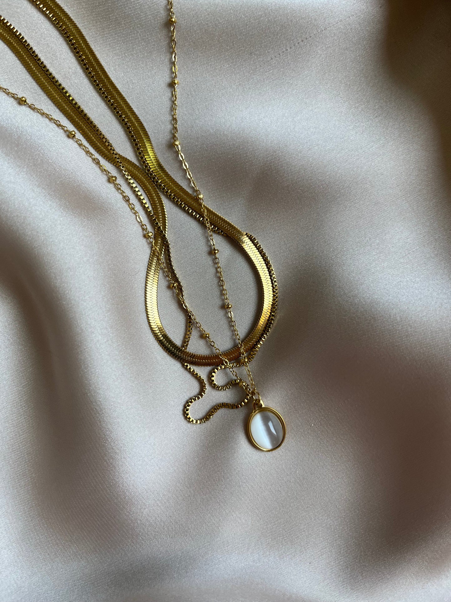 Oval cat eye necklace