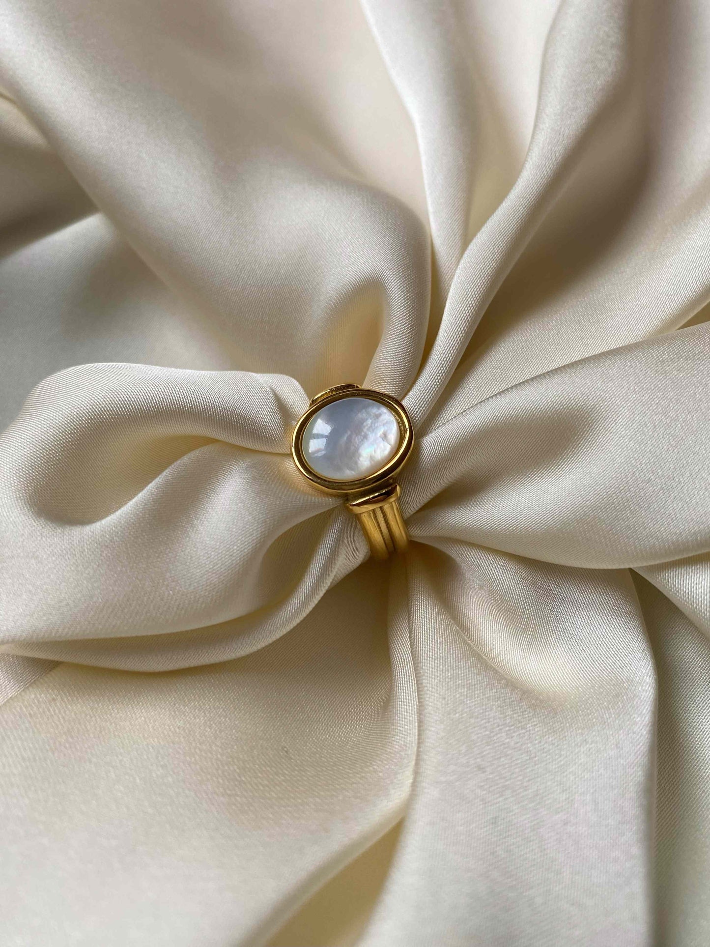 White pearl shell ring