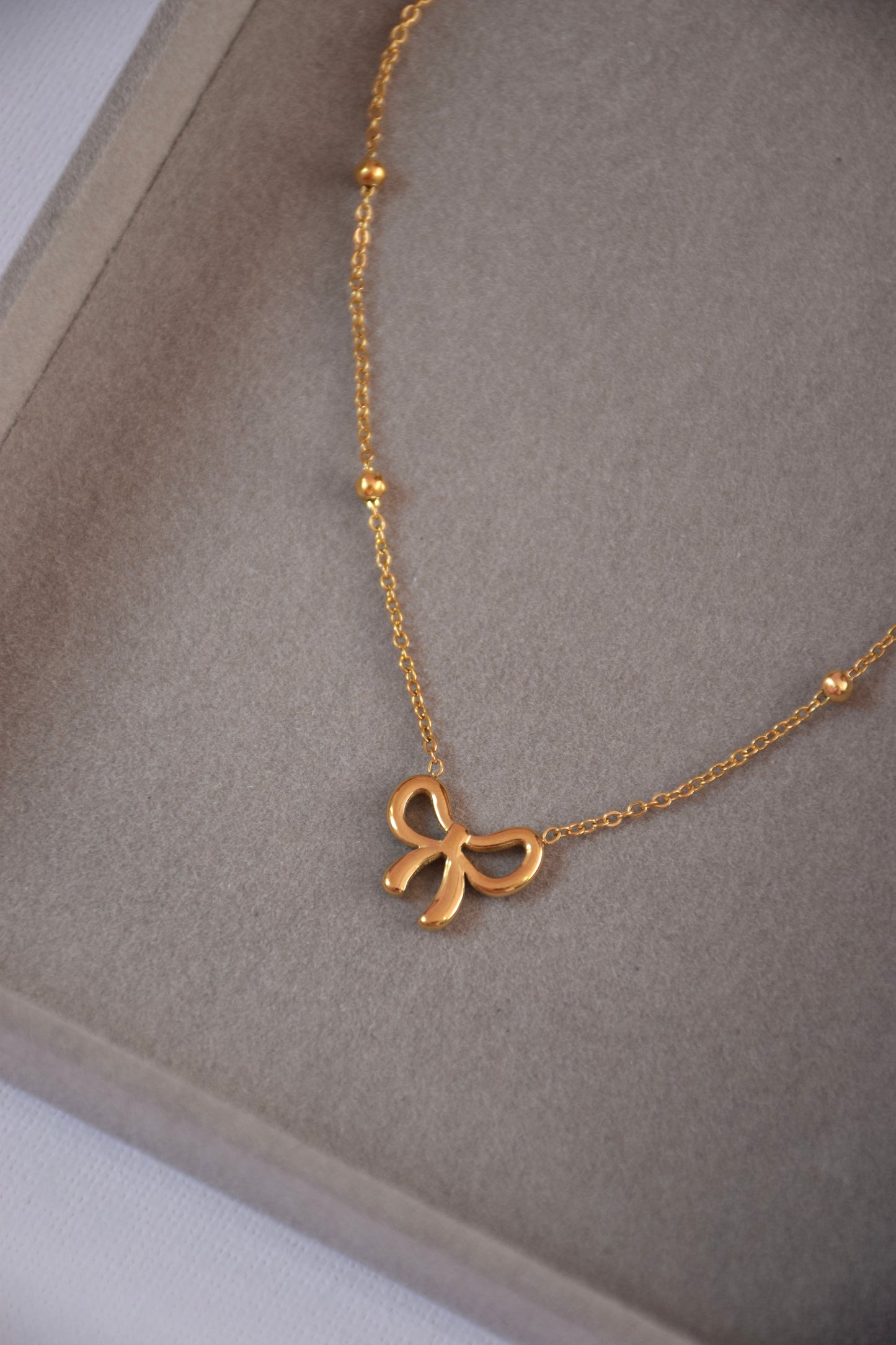 Bow pendant necklace