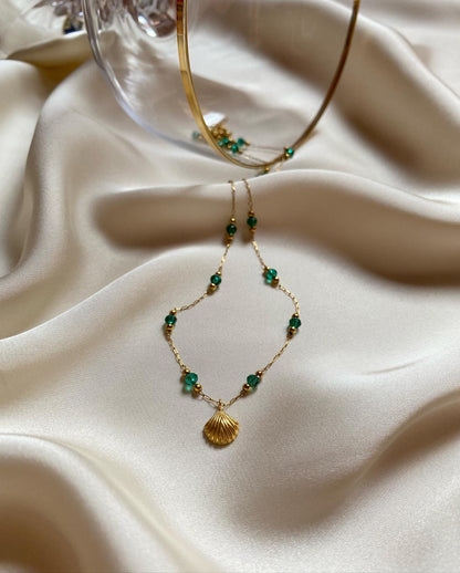 Emerald green stone shell pendant necklace