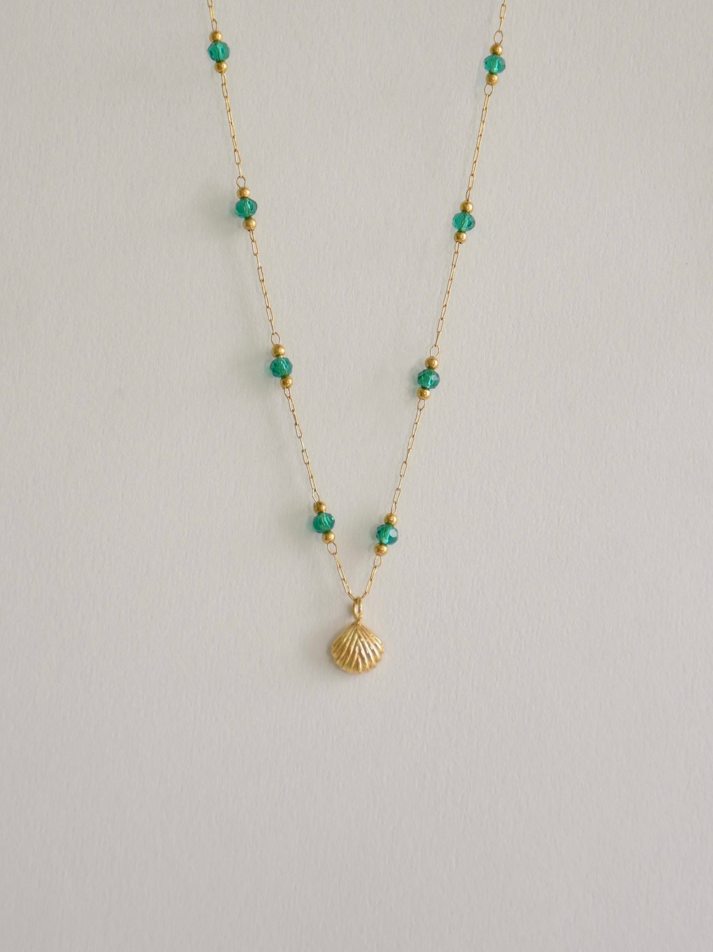 Emerald green stone shell pendant necklace