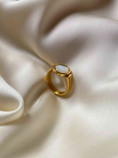 White pearl shell ring