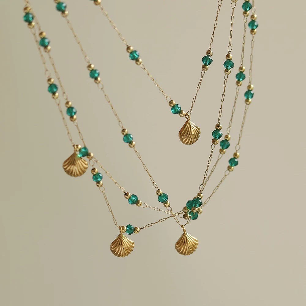 Emerald green stone shell pendant necklace